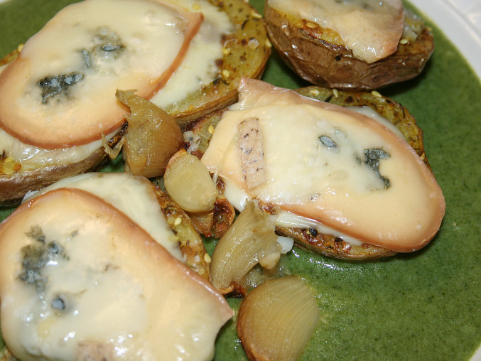 Pečené brambory s variací sýrů podávané na špenátu