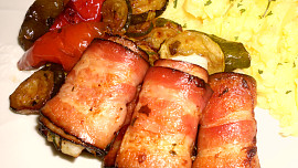 Pečené medailonky z candáta na grilu v uzené slanině