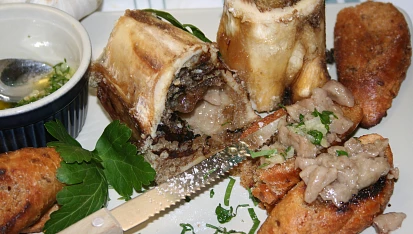 Pečené morkové kosti na česnekové topince