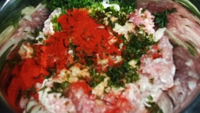 Petrželové šišky z mletého masa  a strouhaného sýra, k masu dáme ingredience...