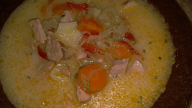 Ostřejší  zelná polévka s domácí  klobáskou