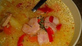 Ostřejší  zelná polévka s domácí  klobáskou