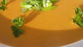 Polévka z červené čočky a čerstvého sýru