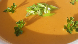 Polévka z červené čočky a čerstvého sýru