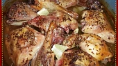 Pomalejší výtečná pečeně kachny a kuřete na zázvoru a citronu, pečeně hotová...
