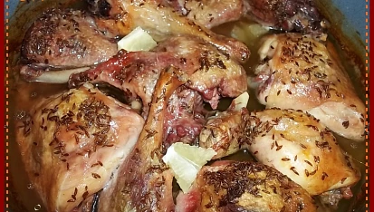 Pomalejší výtečná pečeně kachny a kuřete na zázvoru a citronu