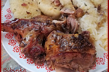 Pomalejší výtečná pečeně kachny a kuřete na zázvoru a citronu