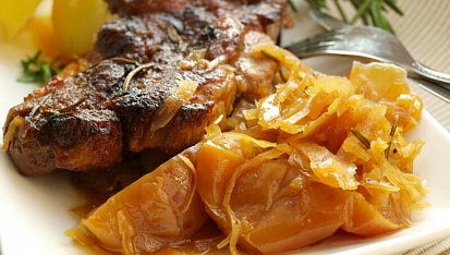 Pomalu pečená vepřová krkovice na voňavém zelí
