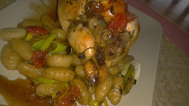 Restované gnocchi  s pórkem a pikantní omáčkou