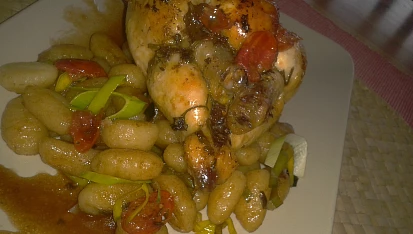 Restované gnocchi  s pórkem a pikantní omáčkou