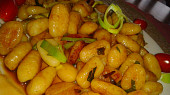 Restované gnocchi  s pórkem a pikantní omáčkou