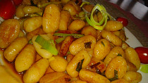 Restované gnocchi  s pórkem a pikantní omáčkou