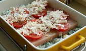 Rybí filé na špenátosýrovém lůžku s rajčatovou čepicí, před vložením do trouby