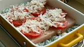 Rybí filé na špenátosýrovém lůžku s rajčatovou čepicí, před vložením do trouby