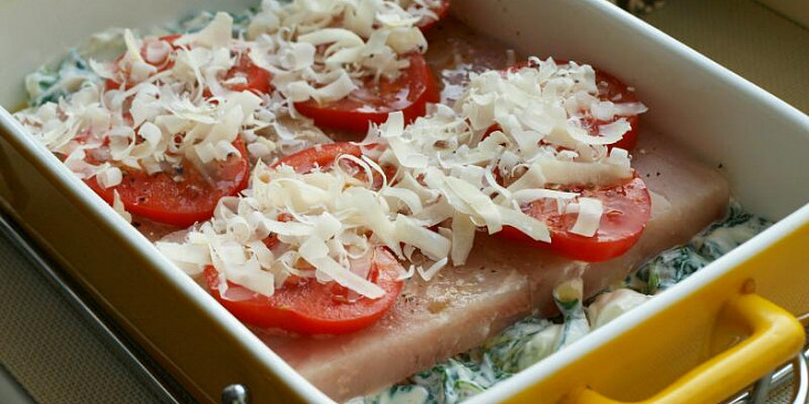 Rybí filé na špenátosýrovém lůžku s rajčatovou čepicí (před vložením do trouby)