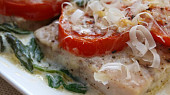 Rybí filé na špenátosýrovém lůžku s rajčatovou čepicí