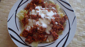 Široké nudle s mletým masem a mozzarelou (Mozzarela se krásně roztéká)