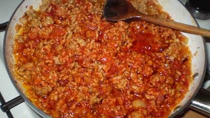 Široké nudle s mletým masem a mozzarelou, Přidáme rajský protlak
