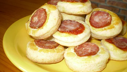 Slané koláčky s klobásou a sýrem