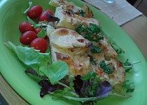 Smetanové zapečené brambory s bylinkama a kořením