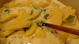 Smetanové zapečené brambory s bylinkama a kořením