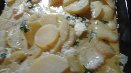 Smetanové zapečené brambory s bylinkama a kořením