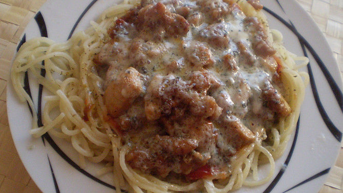Špagetová hnízda s kuřecí směsí, Zapečeme se sýrem v mikrovlnce.