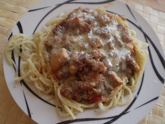Špagetová hnízda s kuřecí směsí, Zapečeme se sýrem v mikrovlnce.