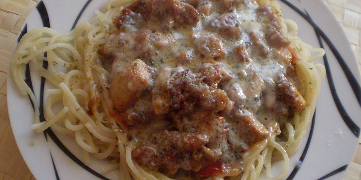 Špagetová hnízda s kuřecí směsí (Zapečeme se sýrem v mikrovlnce.)