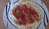 Špagetová hnízda s kuřecí směsí, Na talíři špagety do tvaru hnízda sypeme oregánem a poléváme kečupem