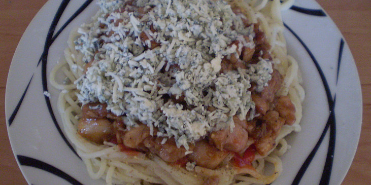 Špagetová hnízda s kuřecí směsí (Posypeme sýrem)
