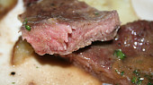 Steak z nízkého roštěnce s cibulkou restovanou na špeku a rozpečeným Hermelínem