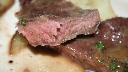 Steak z nízkého roštěnce s cibulkou restovanou na špeku a rozpečeným Hermelínem
