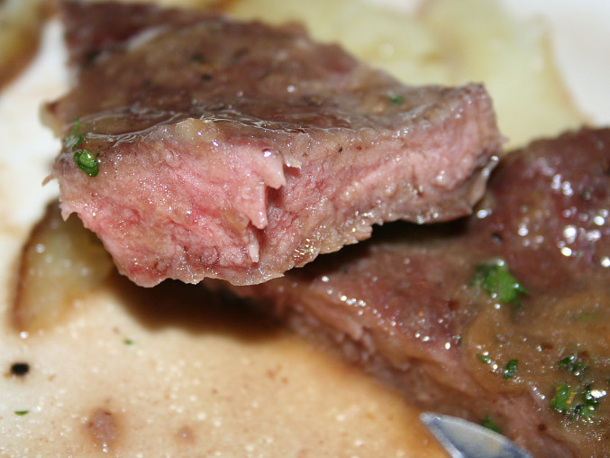 Steak z nízkého roštěnce s cibulkou restovanou na špeku a rozpečeným Hermelínem