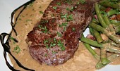 Steak z nízkého roštěnce se smetanovo-křenovou omáčkou a zelenými fazolkami