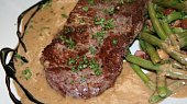 Steak z nízkého roštěnce se smetanovo-křenovou omáčkou a zelenými fazolkami