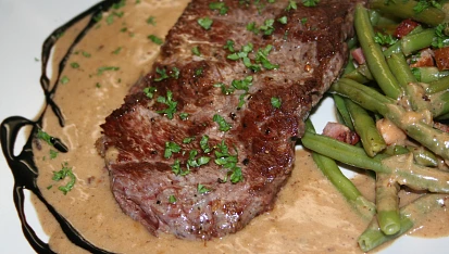Steak z nízkého roštěnce se smetanovo-křenovou omáčkou a zelenými fazolkami