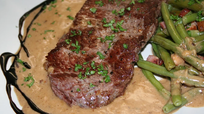 Steak z nízkého roštěnce se smetanovo-křenovou omáčkou a zelenými fazolkami