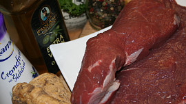 Steak z nízkého roštěnce se smetanovo-křenovou omáčkou a zelenými fazolkami