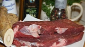 Steak z nízkého roštěnce se smetanovo-křenovou omáčkou a zelenými fazolkami