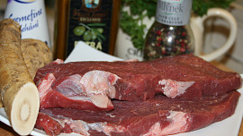Steak z nízkého roštěnce se smetanovo-křenovou omáčkou a zelenými fazolkami