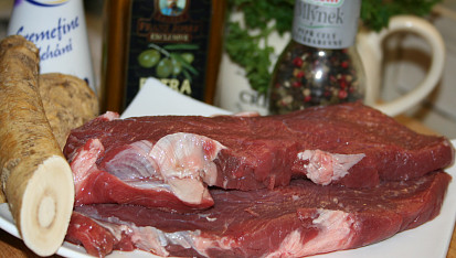 Steak z nízkého roštěnce se smetanovo-křenovou omáčkou a zelenými fazolkami