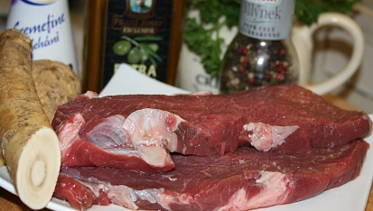Steak z nízkého roštěnce se smetanovo-křenovou omáčkou a zelenými fazolkami