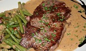 Steak z nízkého roštěnce se smetanovo-křenovou omáčkou a zelenými fazolkami