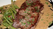Steak z nízkého roštěnce se smetanovo-křenovou omáčkou a zelenými fazolkami