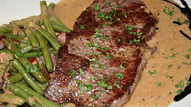 Steak z nízkého roštěnce se smetanovo-křenovou omáčkou a zelenými fazolkami