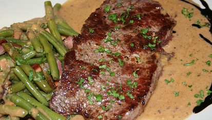 Steak z nízkého roštěnce se smetanovo-křenovou omáčkou a zelenými fazolkami