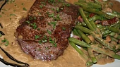 Steak z nízkého roštěnce se smetanovo-křenovou omáčkou a zelenými fazolkami