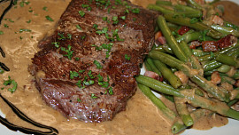 Steak z nízkého roštěnce se smetanovo-křenovou omáčkou a zelenými fazolkami