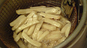 Sýrové kolo brněnského kolomazníka Kudrny, hranolky pěkně dozlatova